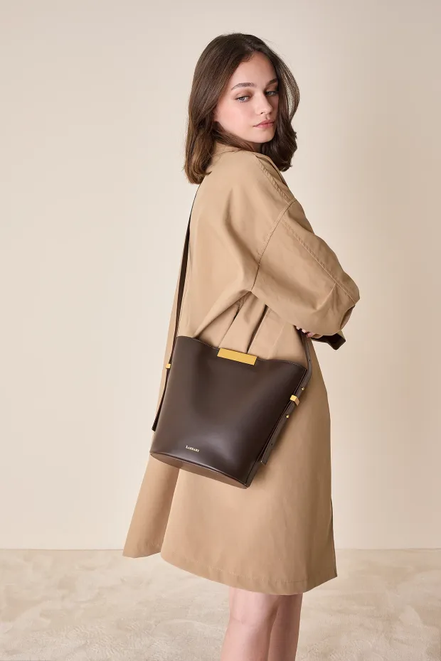 Bucket bag with magnet